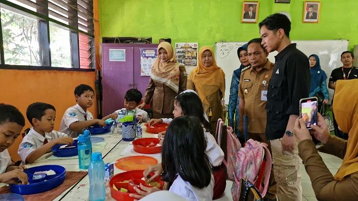 Uji Coba Program Makan Siang Gratis di SDN 4 Tangerang, Gibran Lesu Ada Murid Tak Doyan Sayurannya