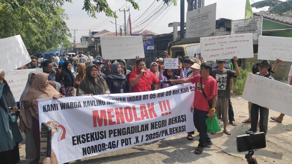 Puluhan-warga-RT-05-RW-09-Kelurahan-Kali-Baru-menolak-kedatangan-petugas-BPN.jpg