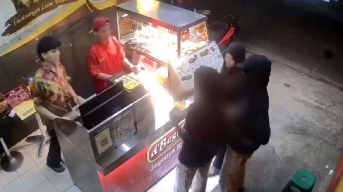 Rekaman-CCTV-pembeli-ayam-goreng-dikalungi-celurit.jpg