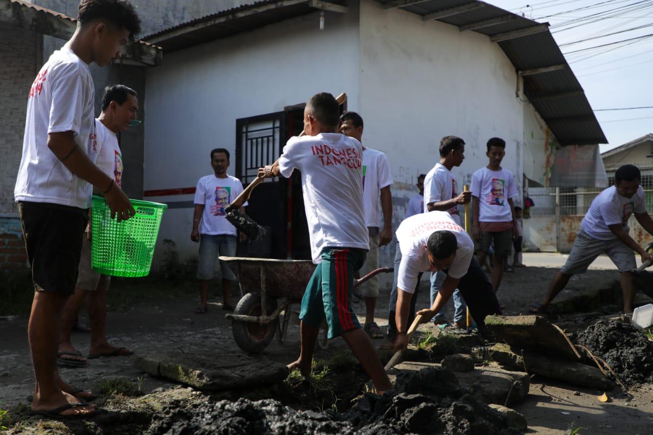Loyalis Ganjar Pranowo Geruduk Desa Tembung, Ajak Warga Gotong Royong Bersihkan Sampah Hingga Limbah