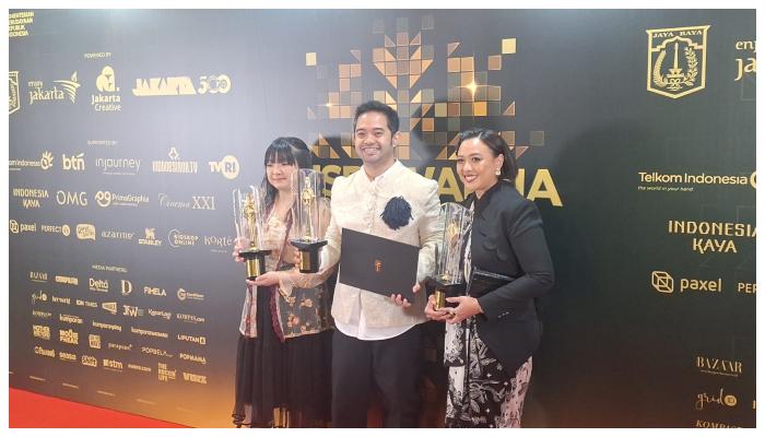 Rian-Adriandhy-bersama-produser-Anggia-Kharisma-saat-menerima-Piala-Citra-FFI-2025.jpg