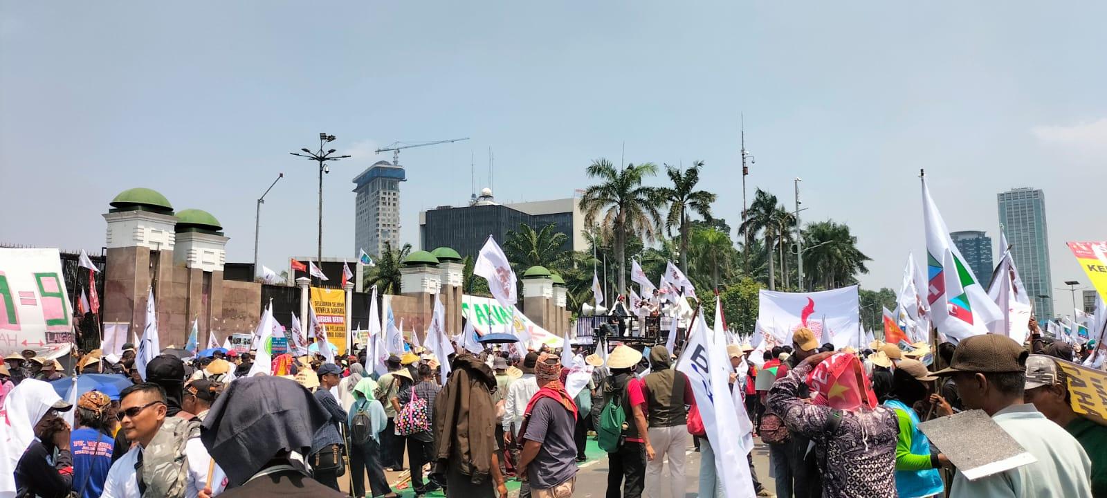 Ribuan-massa-tani-menggelar-aksi-unjuk-rasa-memperingati-Hari-Tani-Nasional.jpg