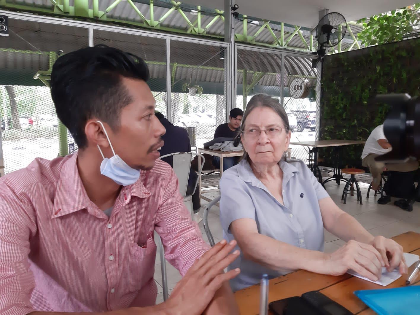 Wanita Paruh Baya Ini Datangi Kantor Kedubes AS, Minta agar Anaknya Mendapat Pengobatan yang Layak