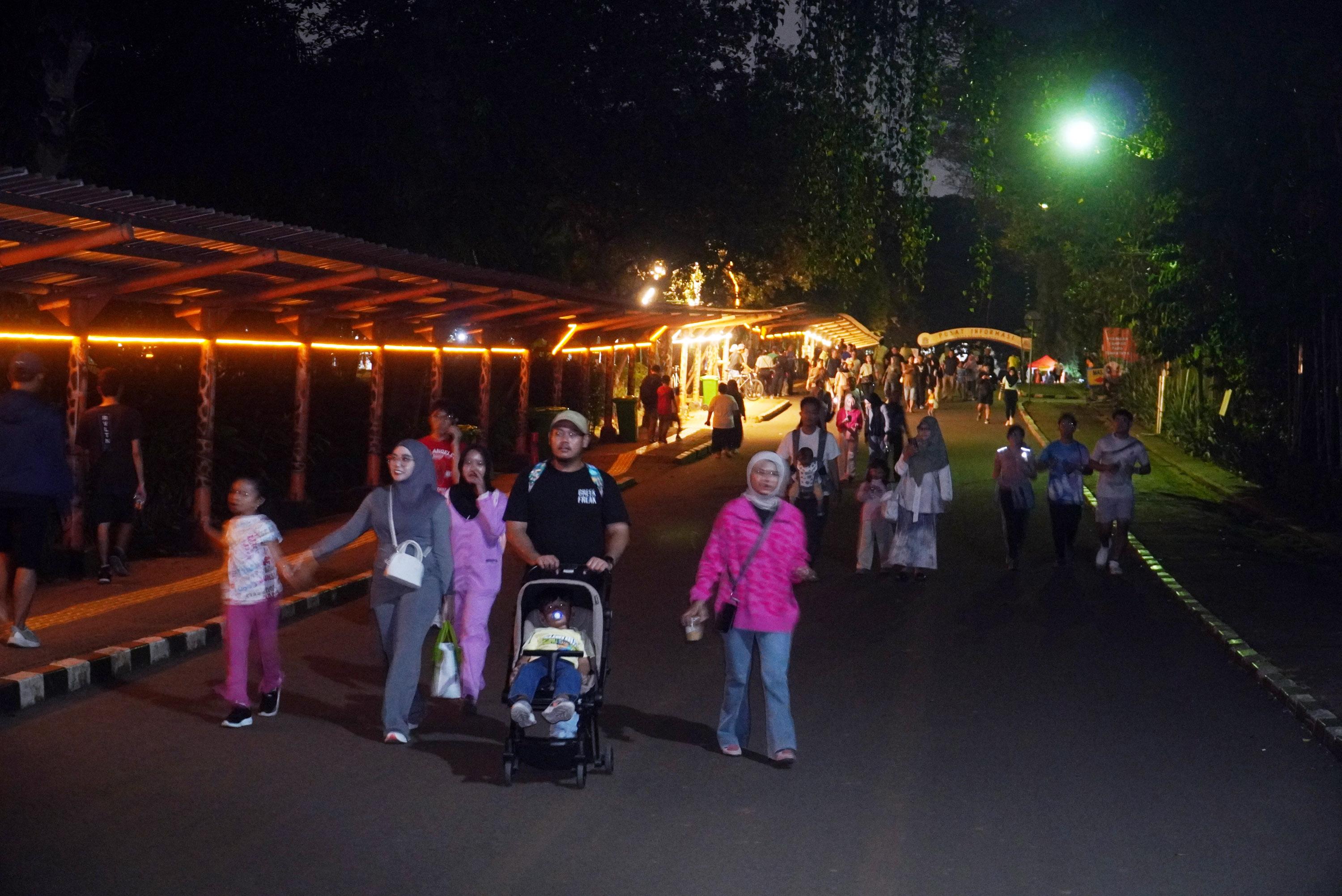 Sejumlah-warga-berjalan-menikmati-suasana-malam-di-Taman-Margasatwa-Ragunan.jpg
