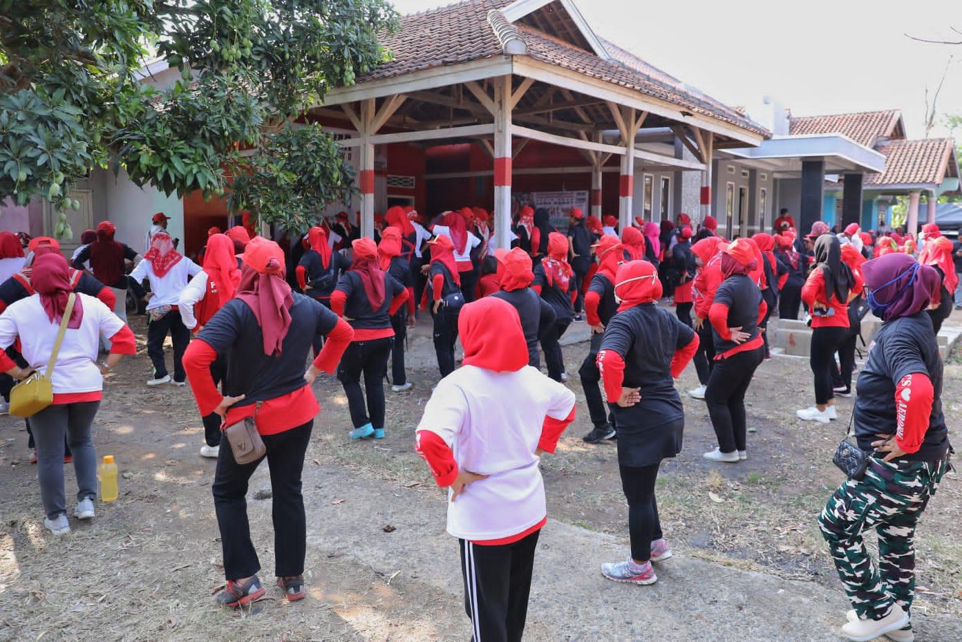 Emak-emak Desa Situraja Kompak Lawan Mager dan Cegah Osteoporosis Sejak Dini Lewat Senam Sehat