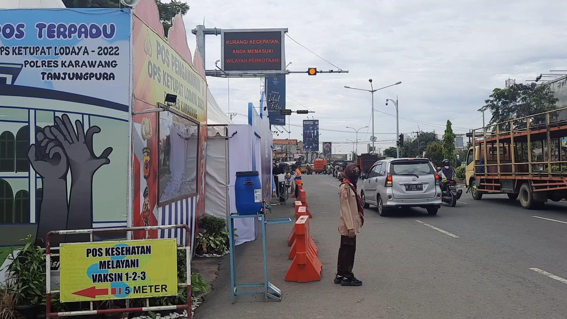 Suasana-arus-mudik-di-Jalan-Tanjung-Pura-Karawang.jpg