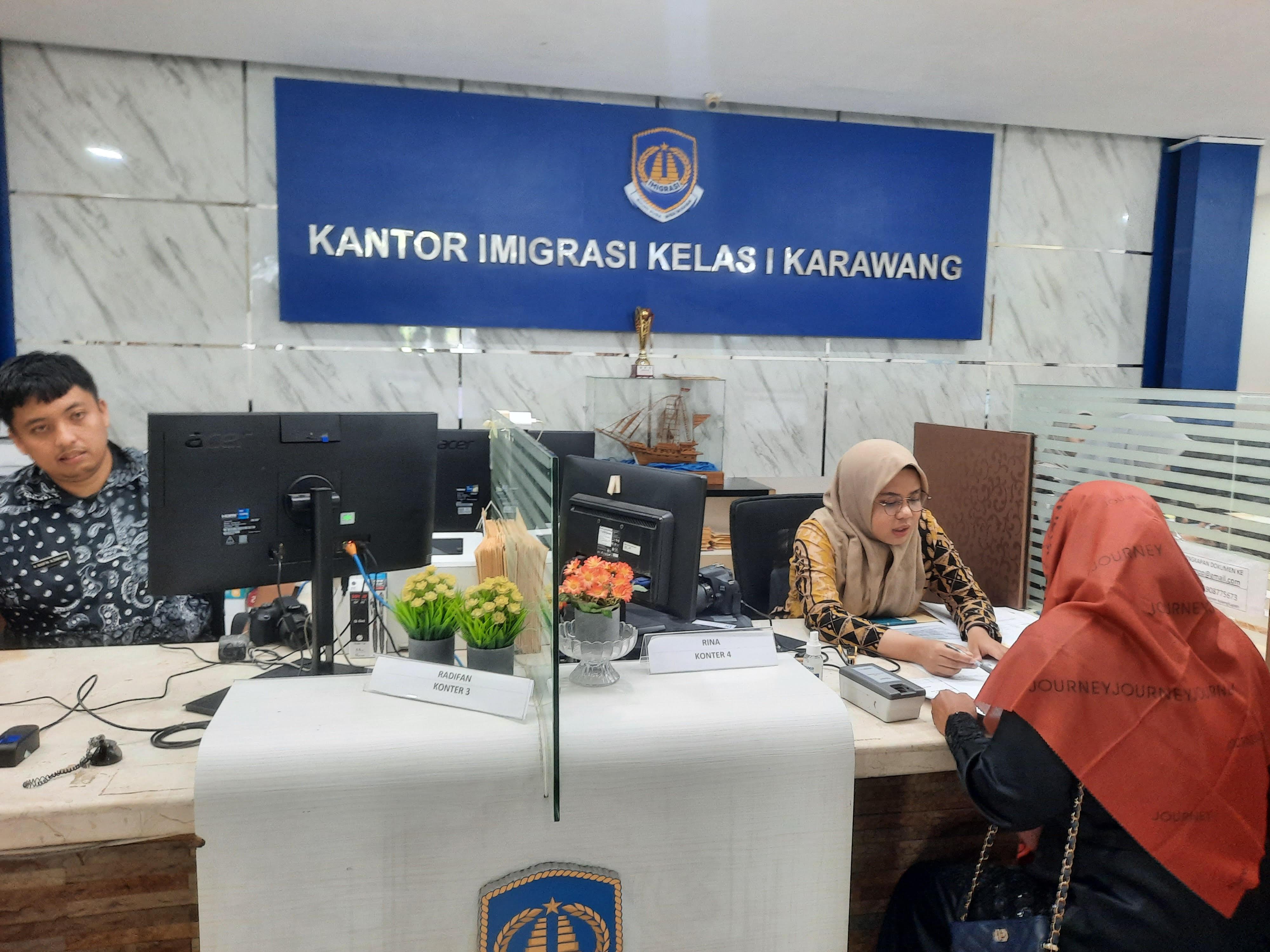 Suasana-pelayanan-pembuatan-paspor-di-Kantor-Imigrasi-Karawang.jpg