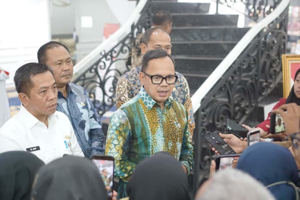 Wakil-Menteri-Dalam-Negeri-Bima-Arya-Sugiarto-memberikan-keterangan-usai-bertemu-Bupati-Karawang.jpg