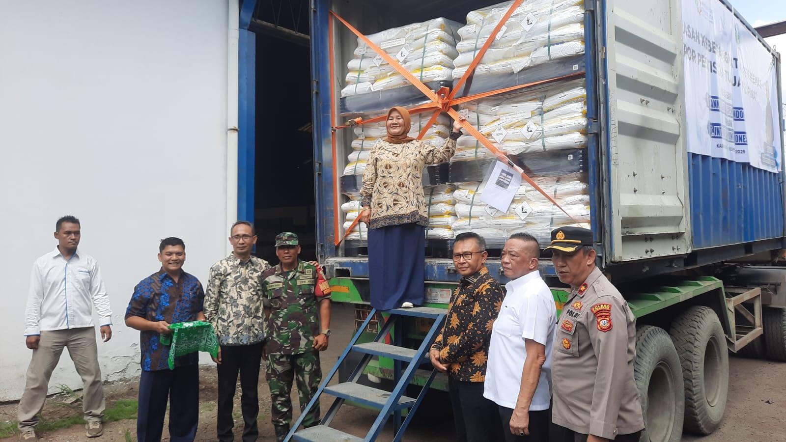 Wamen-Perindustrian-Faisol-Riza-melepas-ekspor-120-ton-pestisida-ke-Filipina-di-Karawang.jpg