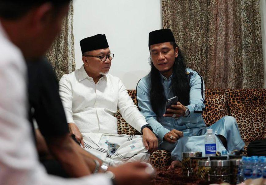 Zulkifli Hasan Bagikan Santunan Pendidikan ke Para Santri Saat Sowan ke Pondok Pesantren Gus Miftah