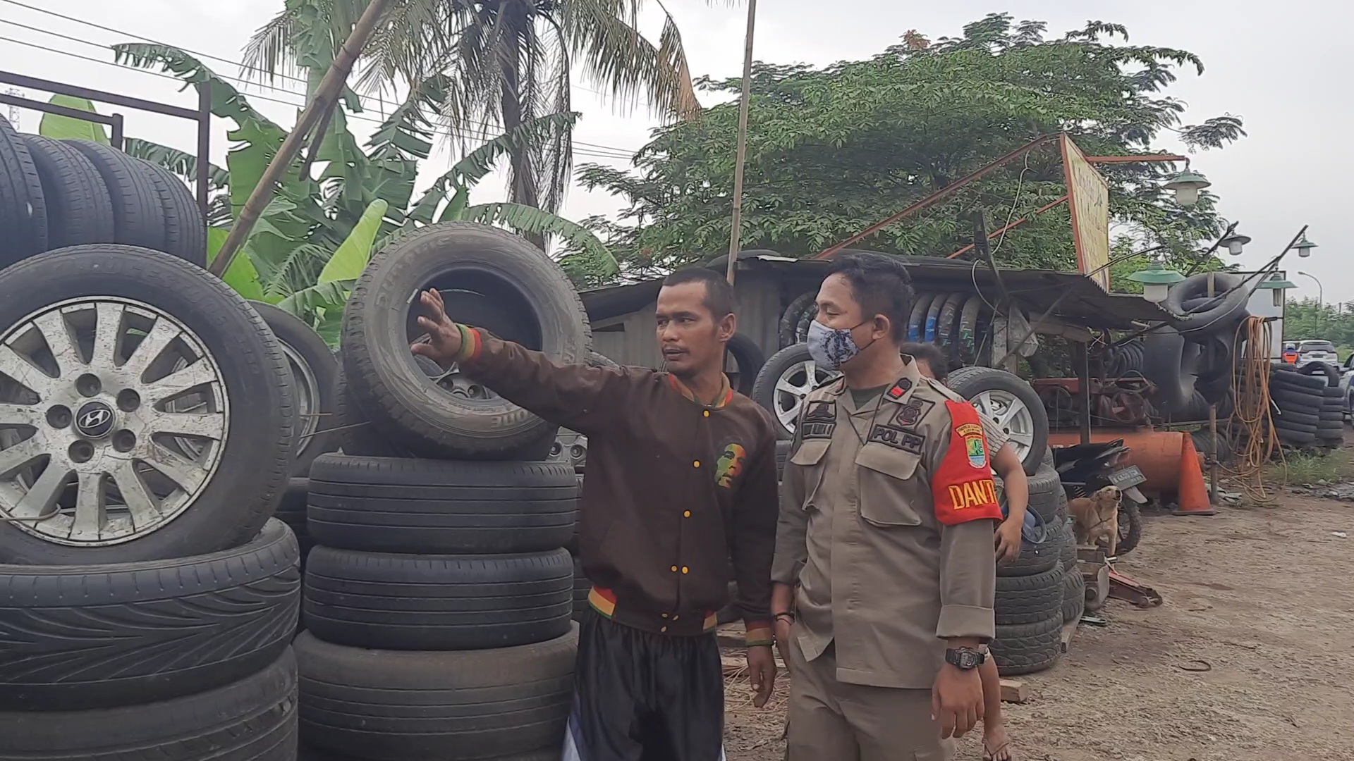 Lapak Tambal Ban Dibongkar Satpol PP Karawang, Daud Berharap Dicarikan Solusi untuk Tempat Usahanya