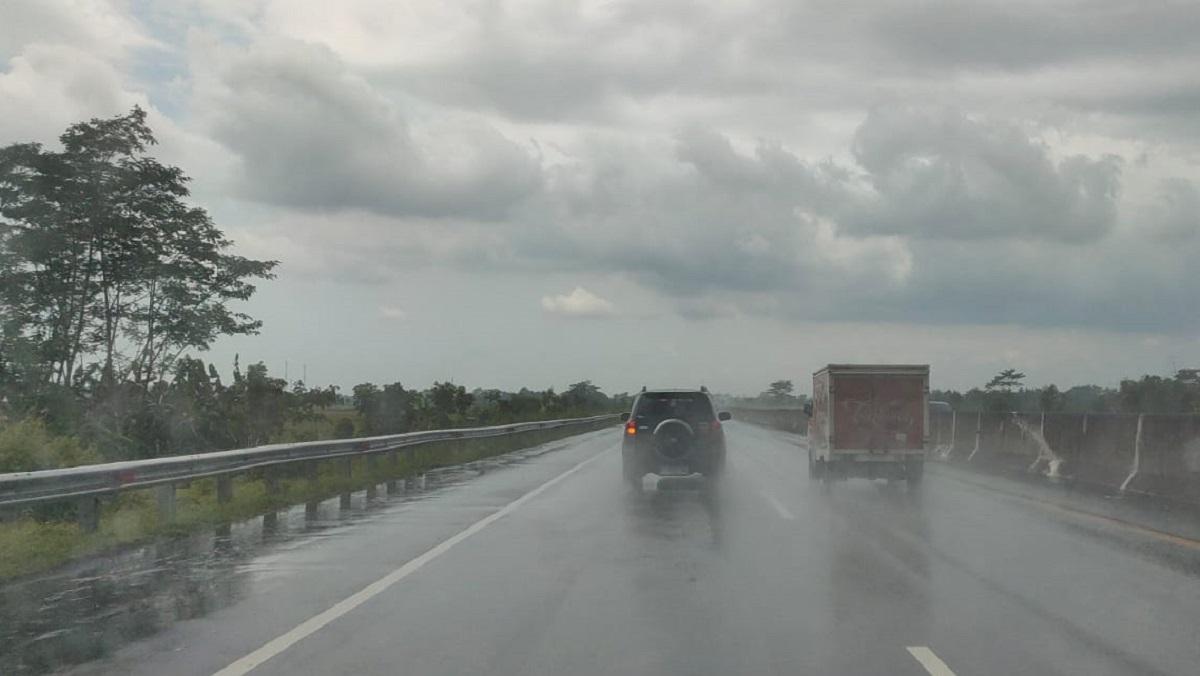 hujan-ringan-di-jalan-tol-5-Sept.jpg