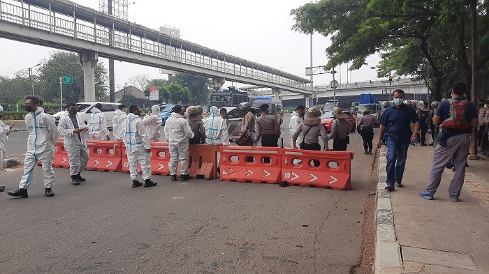 Tak Mau Dibubarkan, Simpatisan Habib Rizieq Malah Lempari Polisi dengan Batu