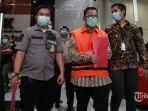 Angin-Prayitno-Aji-mengenakan-rompi-tahanan.jpg