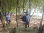 Bersih-bersih-Pantai-Pasir-Putih.jpg