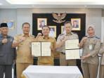 Bupati-Karawang-Aep-Syaepuloh-menandatangani-nota-kesepakatan-percepatan-sertifikasi-tanah.jpg