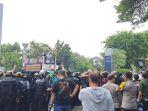 Demo-menolak-konser-Coldplay-ricuh.jpg