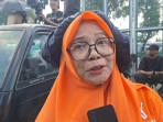 Emak-emak-jenguk-Tom-Lembong.jpg