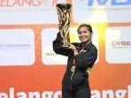 Gregoria-Mariska-Tunjung-dengan-trofi-Kejuaraan-Asia.jpg