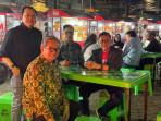 Hasto-dan-tim-kuasa-hukum-makan-sate-padang.jpg