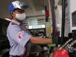 Ilustrasi-petugas-pengisian-BBM-Pertamina.jpg