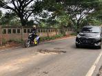 Jalan-berlubang-di-Jalan-Inspeksi-Kalimalang.jpg