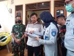 Jasa-Raharja-memberikan-santunan-kepada-putra-Suparno-dan-Pristiyani.jpg