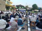 Jemaah-memadati-area-Masjid-Agung-Al-Barkah.jpg