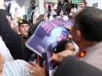 Kapolsek-Pasar-Minggu-Kompol-Anggiat-Sinambela-merebut-poster-dari-pendukung-Delpedro-Cs.jpg