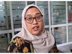 Kepala-Dinas-Kesehatan-Kota-Bekasi-Satia-Sriwijayanti-Anggraini-menjenguk-murid-SDN-Kota-Baru-3.jpg
