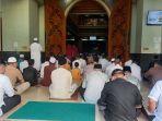Khotib-salat-Idulfitri-Masjid-Agung-Al-Barkah-Bekasi-Drs-KH-Saefuddin-Sirodj.jpg