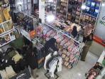 Komplotan-emak-emak-curi-celana-jeans.jpg