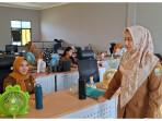 Lurah-Aren-Jaya-Pra-Fitria-Angelia-memeriksa-satu-per-satu-aparatur-saat-sidak-tumbler.jpg