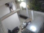 Maling-seperti-ninja-terekam-CCTV.jpg