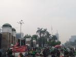 Massa-Ojol-demo-di-depan-gedung-DPR.jpg