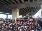 Massa-buruh-blokade-kawasan-industri-MM2100-dan-akses-tol-Cibitung.jpg