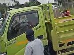Massa-buruh-hadang-dan-rusak-kendaraan-truk.jpg