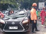 Mobil-Lexus-tertimpa-pohon-tumbang.jpg