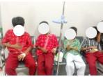 Para-murid-SDN-Kota-Baru-3-Bekasi-Barat-mendapat-perawatan-usai-menyantap-MBG.jpg