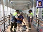 Pengemis-di-JPO-Kebayoran-Baru.jpg