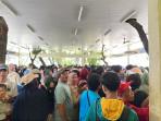 Penumpang-Transjakarta-di-Halte-Monas.jpg