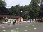 Petugas-Satpol-PP-Jakarta-Selatan-menertibkan-lapak-pedagang-di-kawasan-Pasar-Barito.jpg