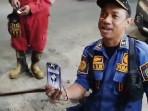 Gunakan Alat Penjepit Ular, Anggota Damkar Berhasil Temukan iPhone 14 dari Celah Selokan