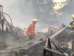 Petugas-pemadam-kebakaran-berusaha-memadamkan-api-di-kawasan-Pengadegan-Pancoran.jpg