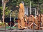 Pj-Sekda-Kabupaten-Bekasi-Ida-Farida-memimpin-apel-pagi-di-Plaza-Pemda-Cikarang-Pusat.jpg