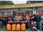 Polisi-mengamankan-dua-pelaku-pencurian-motor-di-Mapolsek-Cikupa.jpg