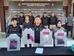 Polres-Karawang-menangkap-pelaku-penyiraman-air-keras.jpg