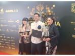 Rian-Adriandhy-bersama-produser-Anggia-Kharisma-saat-menerima-Piala-Citra-FFI-2025.jpg