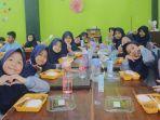 Santri-di-Karawang-santap-makan-bergizi-gratis.jpg