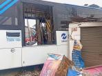 Bus TransJakarta Hantam Empat Kios di Cakung, Dua Warga Luka dan Enam Kendaraan Rusak